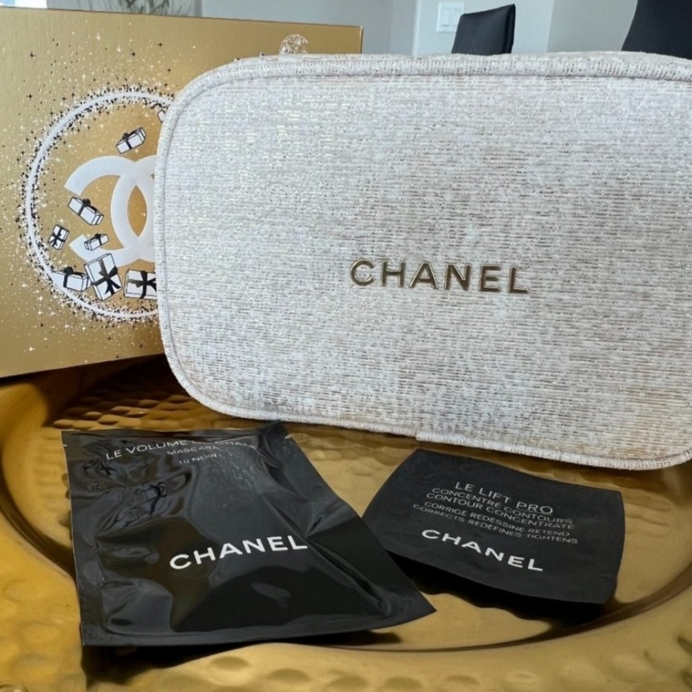 Chanel Beauty Bag, White & Gold in Box w/Mascara,Contour Creme samples *NEW*